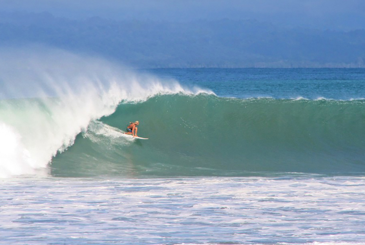 pavones-wave-surfer-surfing