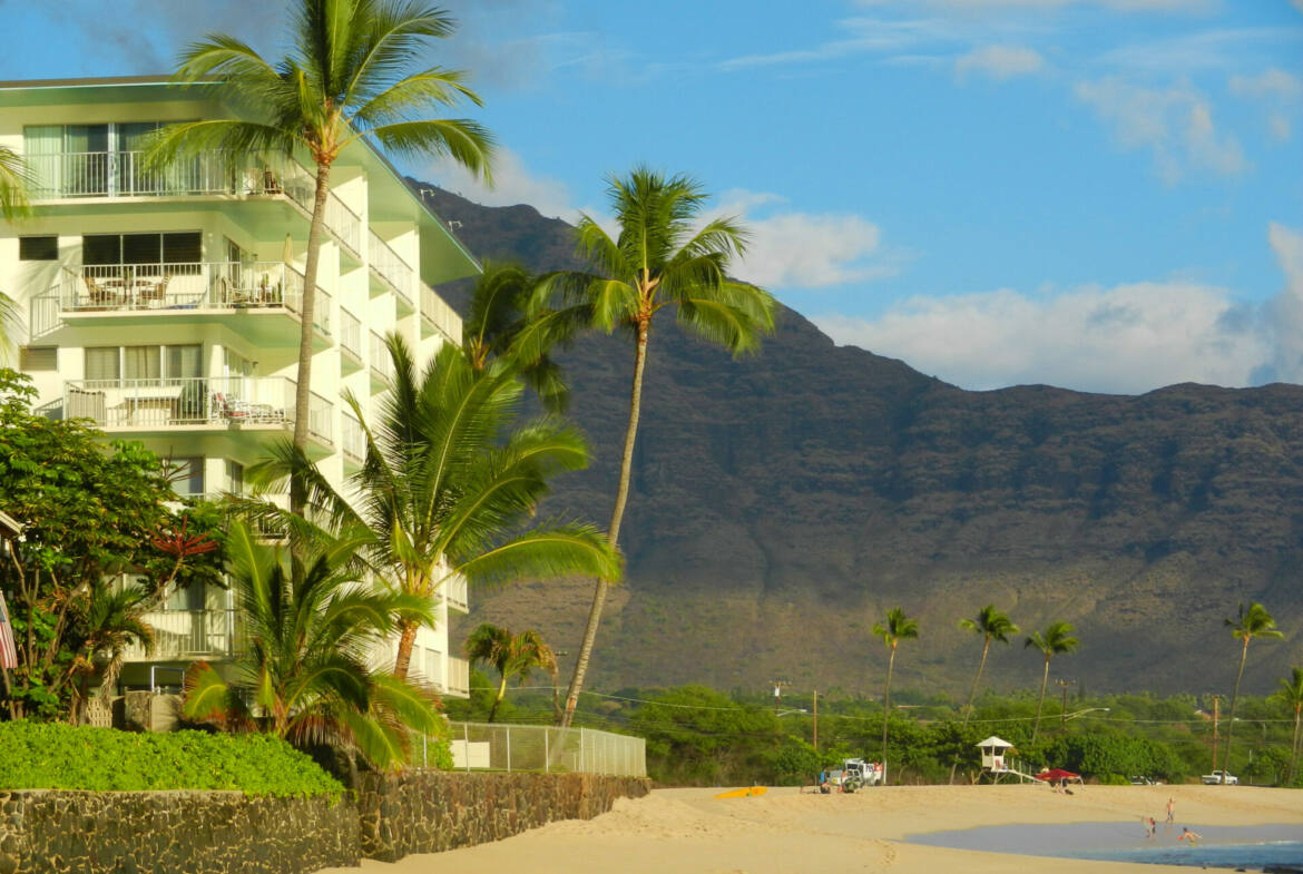 makaha-surfing-beach-condo