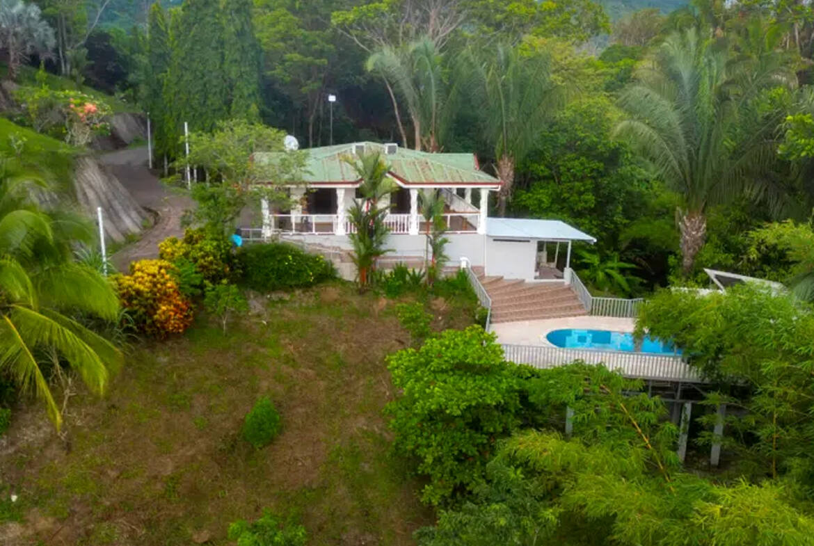 House-and-Pool-With-Ocean-View-pavones