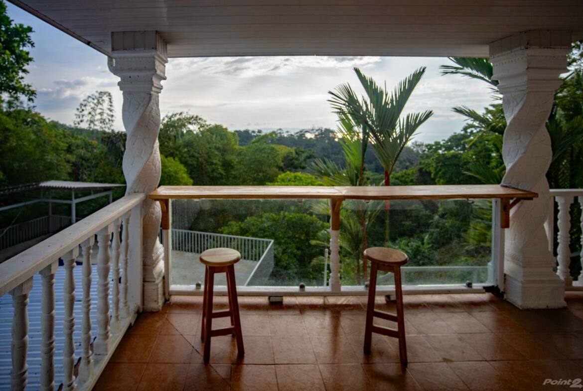 House-and-Pool-With-Ocean-View-pavones