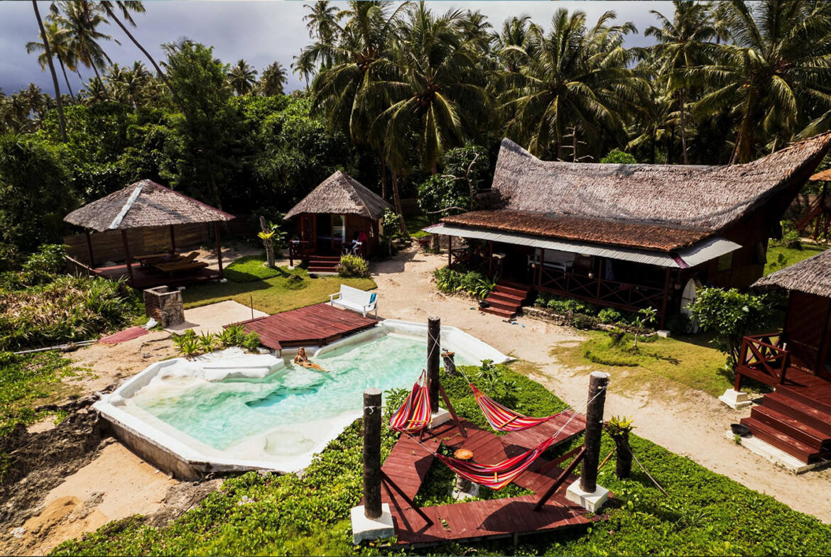 Simeulue-surflodges-pool-area-air