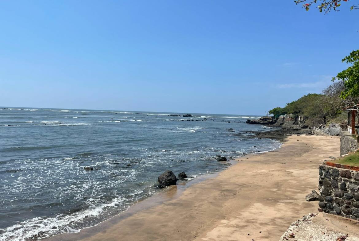 beachfront-villa-on-playa-el-flor