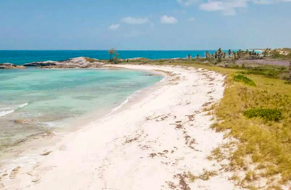 hawks-nest-cay-The-berry-islands-bahamas-caribbean