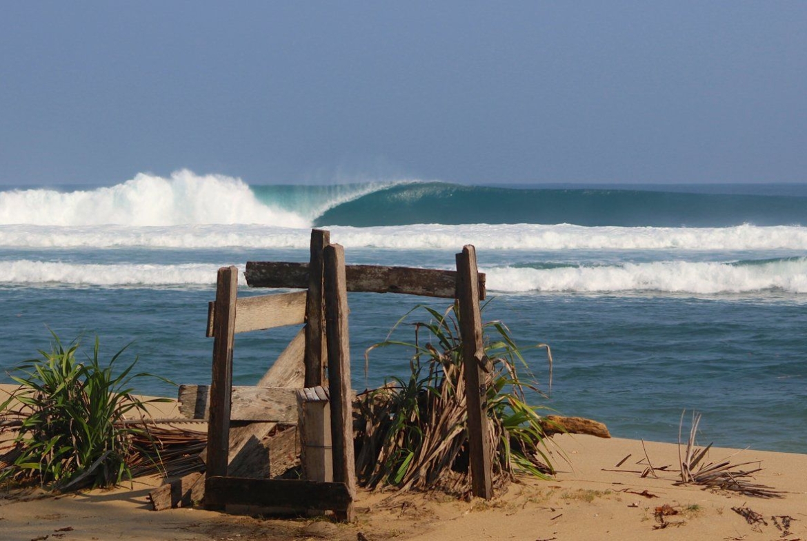 mandiri-beach-krui-surfing