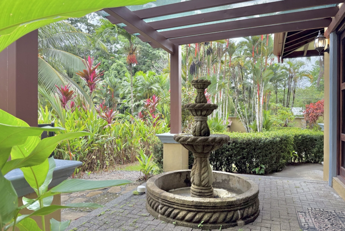 pavones-walk-to-the-beach-hacienda-home-for-sale