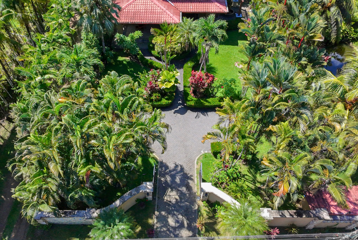 pavones-walk-to-the-beach-hacienda-home-for-sale