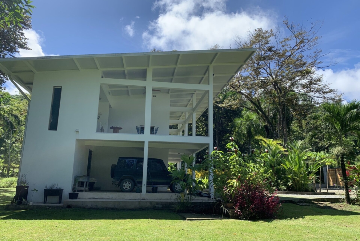 beautiful-pavones-home-with-large-lot-walking-distance-to-beach